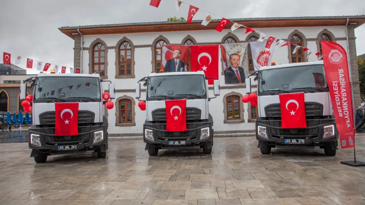 Afyon Belediyesi'ne 3 yeni temizlik aracı kazandırıldı: "Gelecek nesillere daha yaşanabilir bir yer bırakacağız”