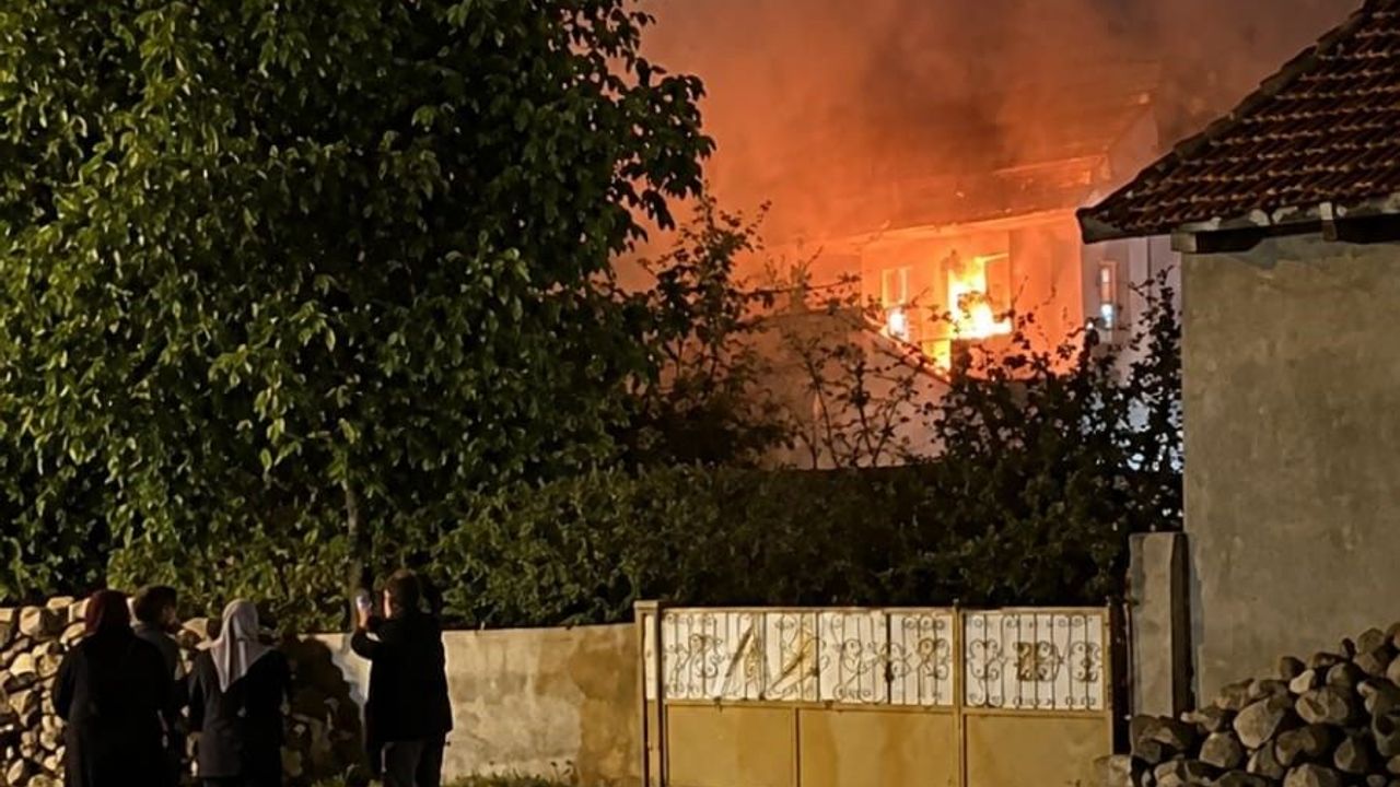 Afyon'da korkutan ev yangını! Mahalleli sokağa döküldü