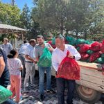 Afyon'da Belediyeden Üreticiye Destek: Çiftçiden Aldığı Salatalıkları Halka Ücretsiz Dağıttı