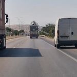 Damperi açık kalan kamyon yön levhasını böyle devirdi