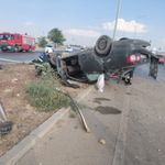 Afyon’da sabah saatlerinde kaza: Direkleri devirdi, takla atıp ters döndü