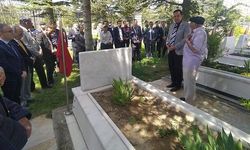 Bolvadin’de protokol önce şehitlere dua etti ardından mezarları temizledi