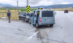 Afyon'da ticari araçla otomobil çarpıştı: 4 yaralı var!