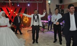 Demokrat Parti Lideri Uysal düğünde genç çiftle oyun havası oynadı