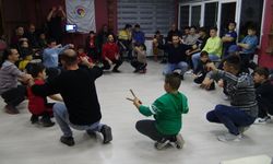 Afyon'da babalar oğullarıyla halk oyunları öğreniyor