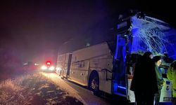 Devrilen kamyona önce yolcu otobüsü, 1,5 saat sonra da kamyonet çarptı: 6 Yaralı var!