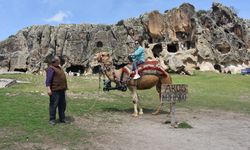 Afyon'da Frigya'ya gelen turistler tarihi mekanları deveyle geziyor!