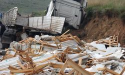 Afyon'da mermer yüklü tır devrildi, 250 bin TL'lik mermer kullanılamaz hale geldi
