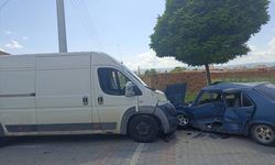 Afyon’da 12 yaşındaki çocuğun kullandığı otomobil kamyonetle çarpıştı: Yaralılar var!