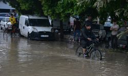 Manisa'da sağanak yağışla ev ve iş yerlerini su bastı!