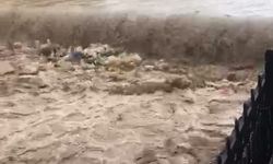 Afyon'da birçok evi sel bastı, sel suları önüne ne geldiyse sürükledi!