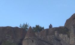 Karahisar Kalesi'ne intihar için çıktı! Vazgeçince kendisini iknaya gelen ekiplerle merdivenlerde karşılaştı