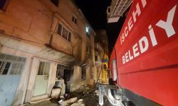 Afyon'da 3 katlı binada yangın çıktı: Ekipler güçlükle müdahale etti