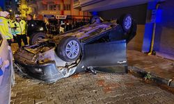 Aydın'da park halindeki otomobile çarpan otomobil ters döndü, sürücüsü yara almadan kurtuldu