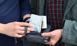 Denizli'de bulunan el çantası, 83 yaşındaki sahibine ulaştı: İçinde binlerce lira vardı...