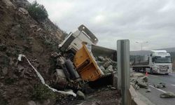Bilecik’te feci kaza: Taş yüklü kamyon devrildi