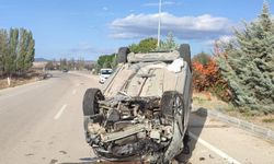 Afyon İhsaniye'de kaza: Orta refüje çarptı, takla attı!