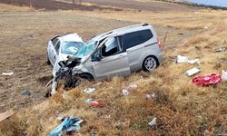 Afyon'da feci kaza: Tıra arkadan çarpıp karşı yönden gelen araçla çarpıştı... Çok sayıda yaralı...