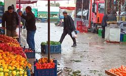 Afyon'da sağanak yağış sonrasında pazarcı esnafı zor anlar yaşadı