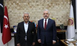 Önceki dönem Ulaştırma Bakanı Ahmet Aslan Başkan Zeybek'i ziyaret etti