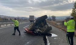 Uşak-Afyon yolunda feci kaza: Kamyon traktöre çarptı...Traktör sürücüsü hayatını kaybetti
