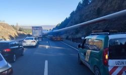 Afyon-Ankara karayolu kapandı: Uzun araç kuyrukları oluştu
