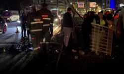 Afyon'da kazada devrildi: Devrilen direği vatandaşlar el birliği ile kaldırdı