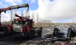 Uşak-Afyon yolunda feci kaza: Tır sürücüsü hayatını kaybetti