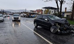 Aydın'da 3 kişinin yaralandığı trafik kazası güvenlik kamerasında