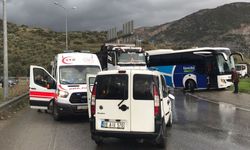 Söke'de yolcu otobüsüyle hafif ticari aracın çarpışması sonucu 2 kişi yaralandı