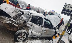 Afyon'da trafik kazası: Önce otomobile sonra direğe çarptı... Yaralılar var!