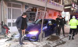 Afyon Sandıklı'da feci kaza: Otomobil börekçiye daldı, faciadan dönüldü!