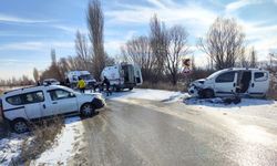 Afyon'daki kazada iki araç birbirine girdi: Yaralılar var!