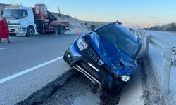 Afyon Emirdağ'da otomobil bariyerlere çarptı: Araç içinde3 kişi vardı!