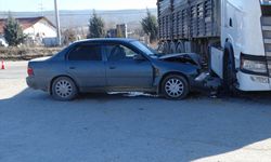Kütahya Hisarcık'ta otomobille tırın çarpıştığı kazada 4 kişi yaralandı