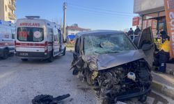Uşak'ta panelvanın minibüse ve yayaya çarpması sonucu 4 kişi yaralandı