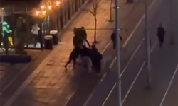 Eskişehir'de sokak ortasında bıçaklar konuştu: İki grup acımasızca birbirine saldırdı!