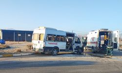 Afyon-Konya yolunda işçi servisi ile minibüs çarpıştı: Çok sayıda yaralı var!
