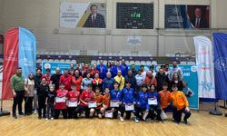 Afyon'da düzenlenen Okul Sporları Badminton Grup müsabakaları sona erdi