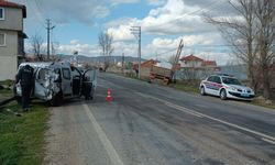 Afyon Şuhut'ta ticari araç tıra çarptı: Sürücü ağır yaralı!
