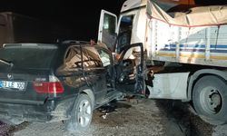 Afyon'da feci kaza: Tırla çarpışan otomobilde içerisinde polislerin de olduğu yaralılar var