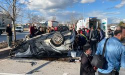 Afyon'da feci kaza: Ağaca çarpıp devrilen otomobil hurdaya döndü, sürücü hayatını kaybetti