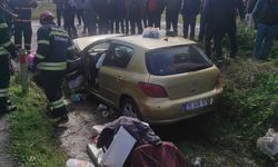 Manisa'da menfeze çarpan otomobildeki 2 kişi yaralandı