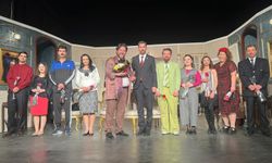 İYİ Partili Yağcı 'Eyvah İşler Karıştı' oyununu izledi, sanat alanında destek sözü verdi