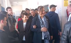 Burcu Köksal annesi ile kol kola sandık başına geldi