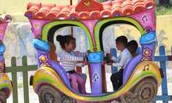 Hatay'da depremzede çocuklar lunaparkta eğlendi