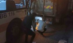 Eskişehir'de park halindeki kamyona arkadan çarpan otobüsün boş olması faciayı önledi
