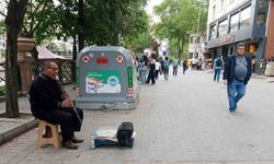 Eskişehir'de sıcak havaları fırsat bilen sokak müzisyenleri daha fazla çalışmaya başladı