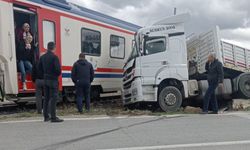 Afyon’da tren ile tır kazası: İlk görüntüler geldi