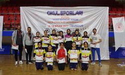 Burdur'da düzenlenen futsal müsabakalarından Afyon Çayırbağ Gazi Ortaokulu şampiyon olarak dönüyor